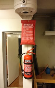 Powder extinguisher and fire blanket in the workshop